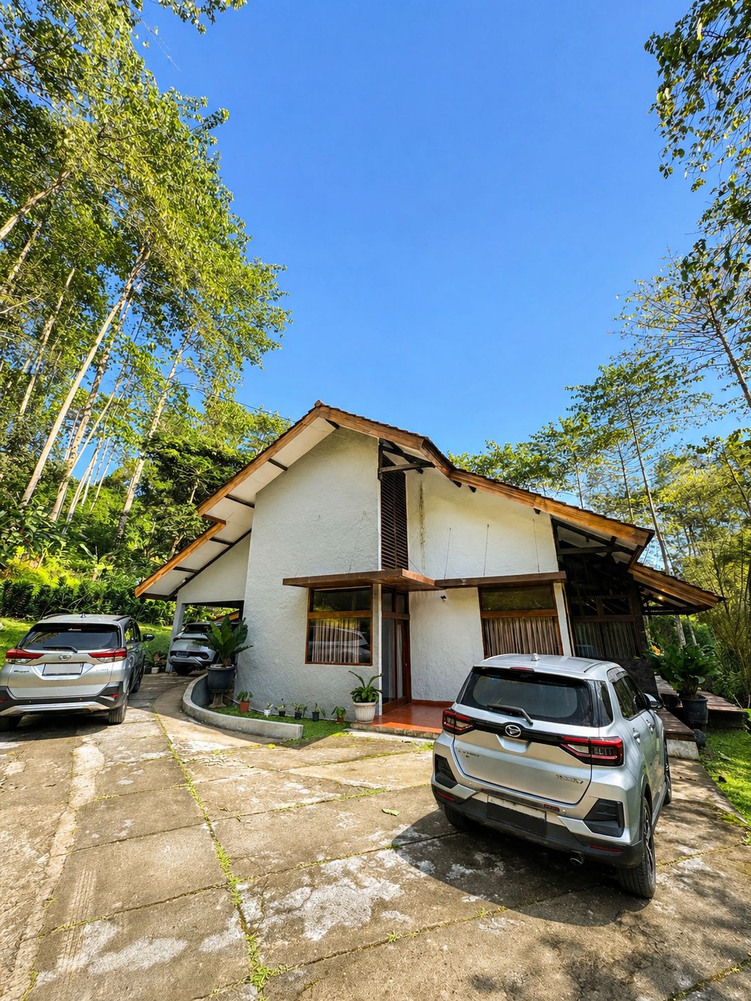 Front driveway arrival view of Riverside Garden Villa in Puncak